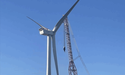 La première turbine Vestas pour la ferme flottante Eolmed est assemblée