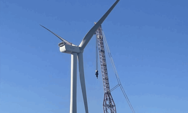La première turbine Vestas pour la ferme flottante Eolmed est assemblée