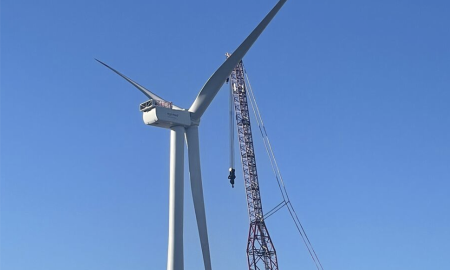 La première turbine Vestas pour la ferme flottante Eolmed est assemblée