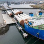 Les premiers monopiles XXL d’Inch Cape débarquent dans le port de Leith