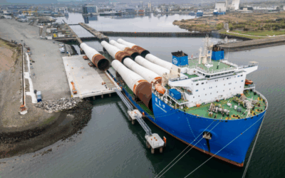 Les premiers monopiles XXL d’Inch Cape débarquent dans le port de Leith