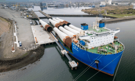 Les premiers monopiles XXL d’Inch Cape débarquent dans le port de Leith