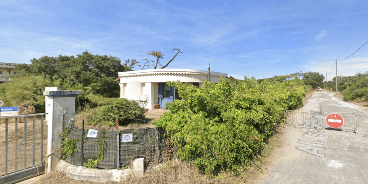 Victime de l’érosion côtière, l’ancien institut hélio-marin des Landes est en cours de destruction.