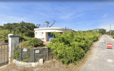 Victime de l’érosion côtière, l’ancien institut hélio-marin des Landes est en cours de destruction.