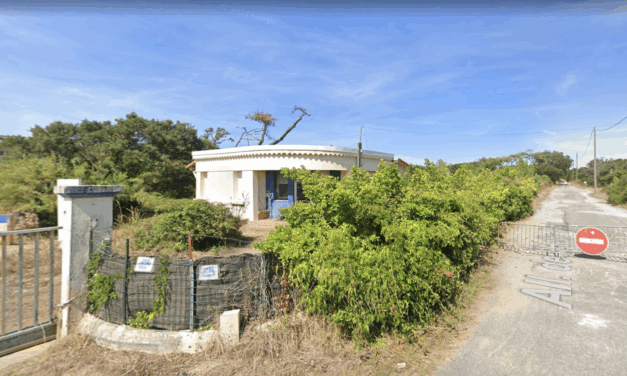 Victime de l’érosion côtière, l’ancien institut hélio-marin des Landes est en cours de destruction.