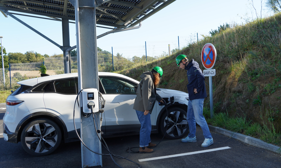 La base de maintenance du parc éolien en mer de Saint Brieuc produit aussi de l’énergie solaire