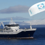 Une première : un navire de pêche tracté par le vent
