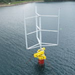 Le consortium japonais Floating Axis Wind Turbine (FAWT) déploie une éolienne flottante à axe vertical
