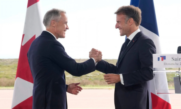 Une première à Saint-Pierre et Miquelon : Emmanuel Macron accueille Mark Carney, le Premier ministre canadien