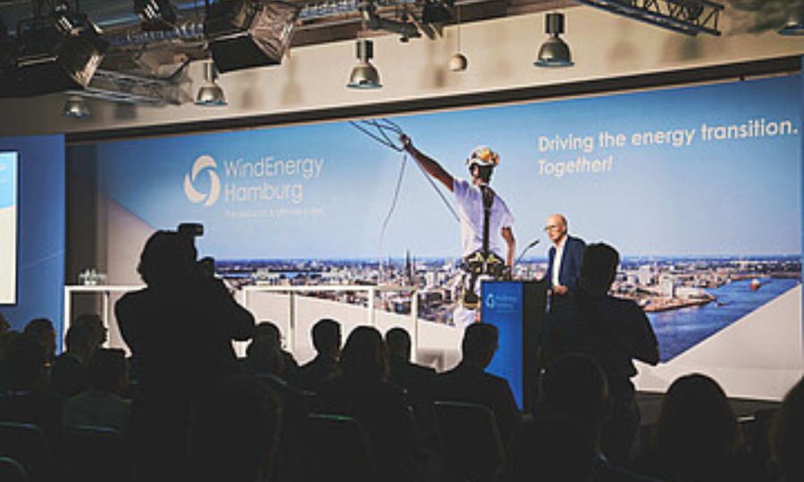« Le transfert de connaissances et le partage d&rsquo;informations sont au cœur de l&rsquo;édition 2026 »  Andreas Arnheim, directeur de WindEnergy Hamburg – 3